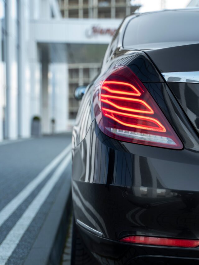 elegant-uber-driver-giving-taxi-ride (1)