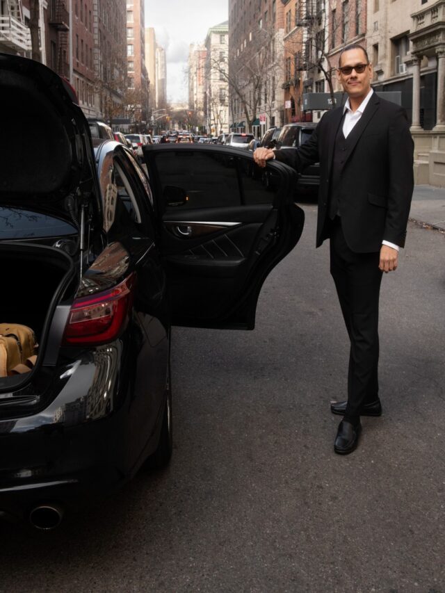 taxi-driver-getting-ready-customer (8) (1)